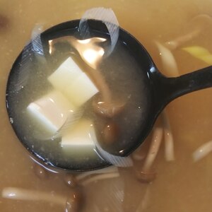 豆腐としめじと長葱の糀味噌汁